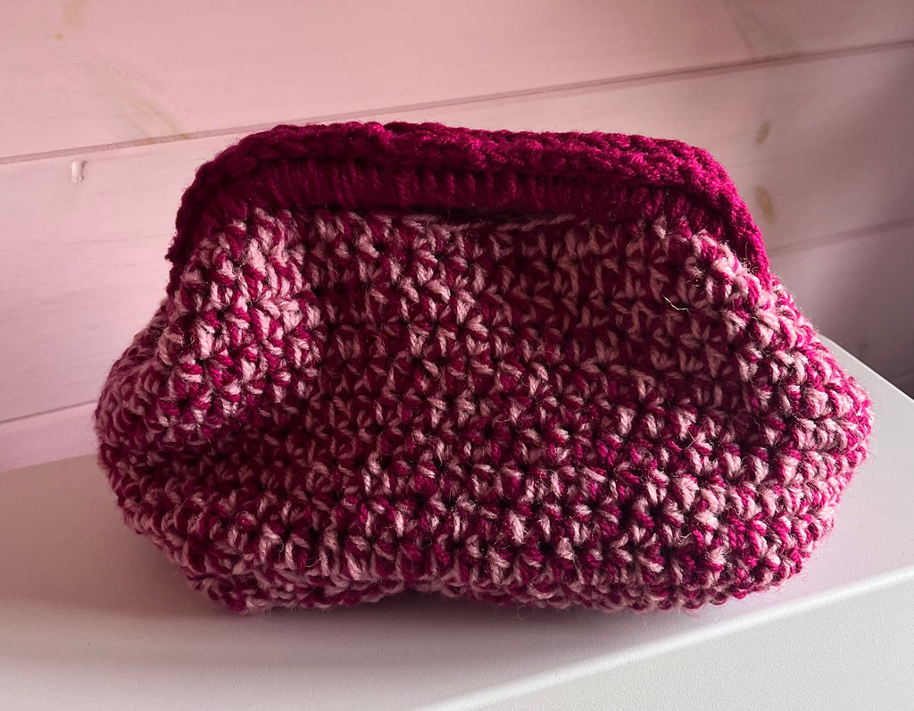 Handmade pink crochet clutch bag – Berry Blush – pattern by Paula 